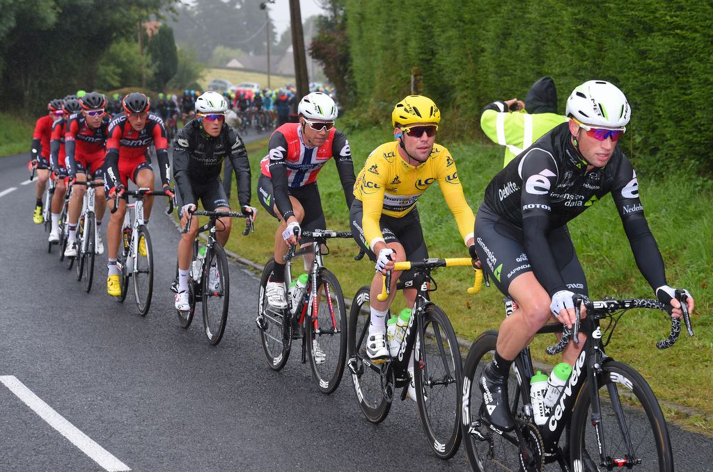 Yellow jersey holds Mark Cavendish sitting on Mark Renshaw's wheel