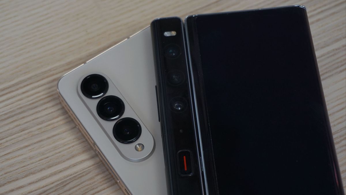 Samsung Galaxy Z Fold 4 and Huawei Mate Xs 2 cameras