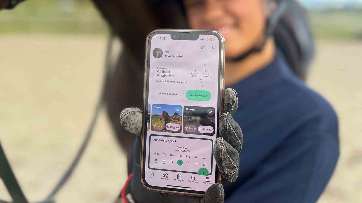 Rider holding phone showing the Ridesum app