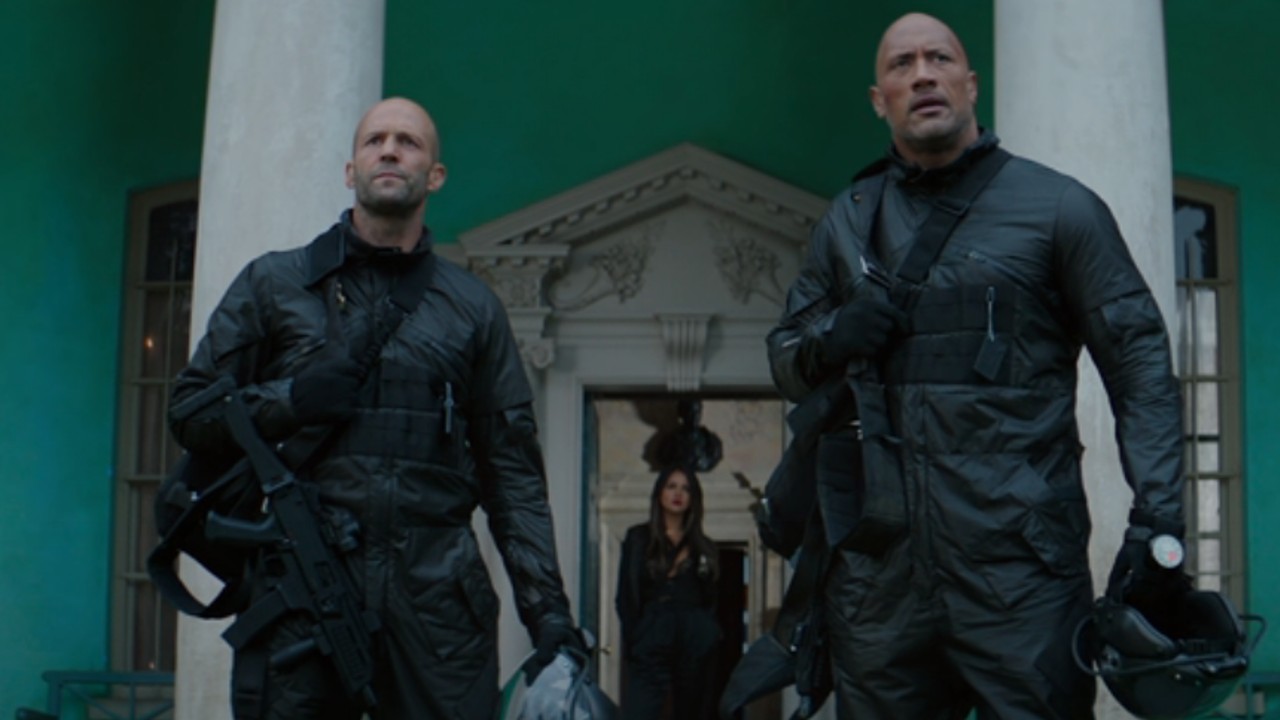 Da esquerda para a direita: Jason Statham como Shaw e Dwayne Johnson como Hobbs lado a lado em Hobbs e Shaw.