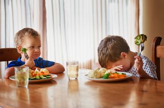 children eating vegetables