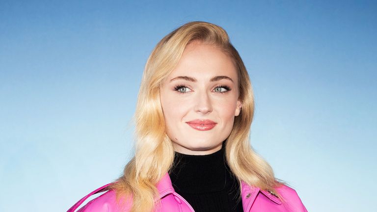 Hair, Face, Blond, Hairstyle, Lip, Beauty, Eyebrow, Skin, Chin, Fashion,