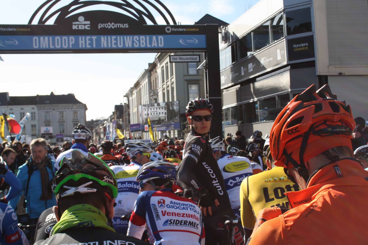 The peloton lines up for the start of Omloop Het Nieuwsblad.