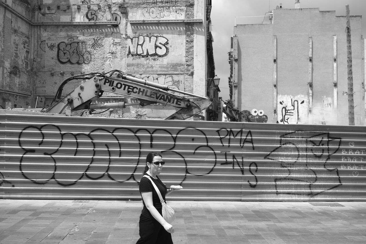 Street photography in Valencia, Spain, taken with the Fujifilm X-E5 mirrorless camera and XF 23mm f/2.8 lens