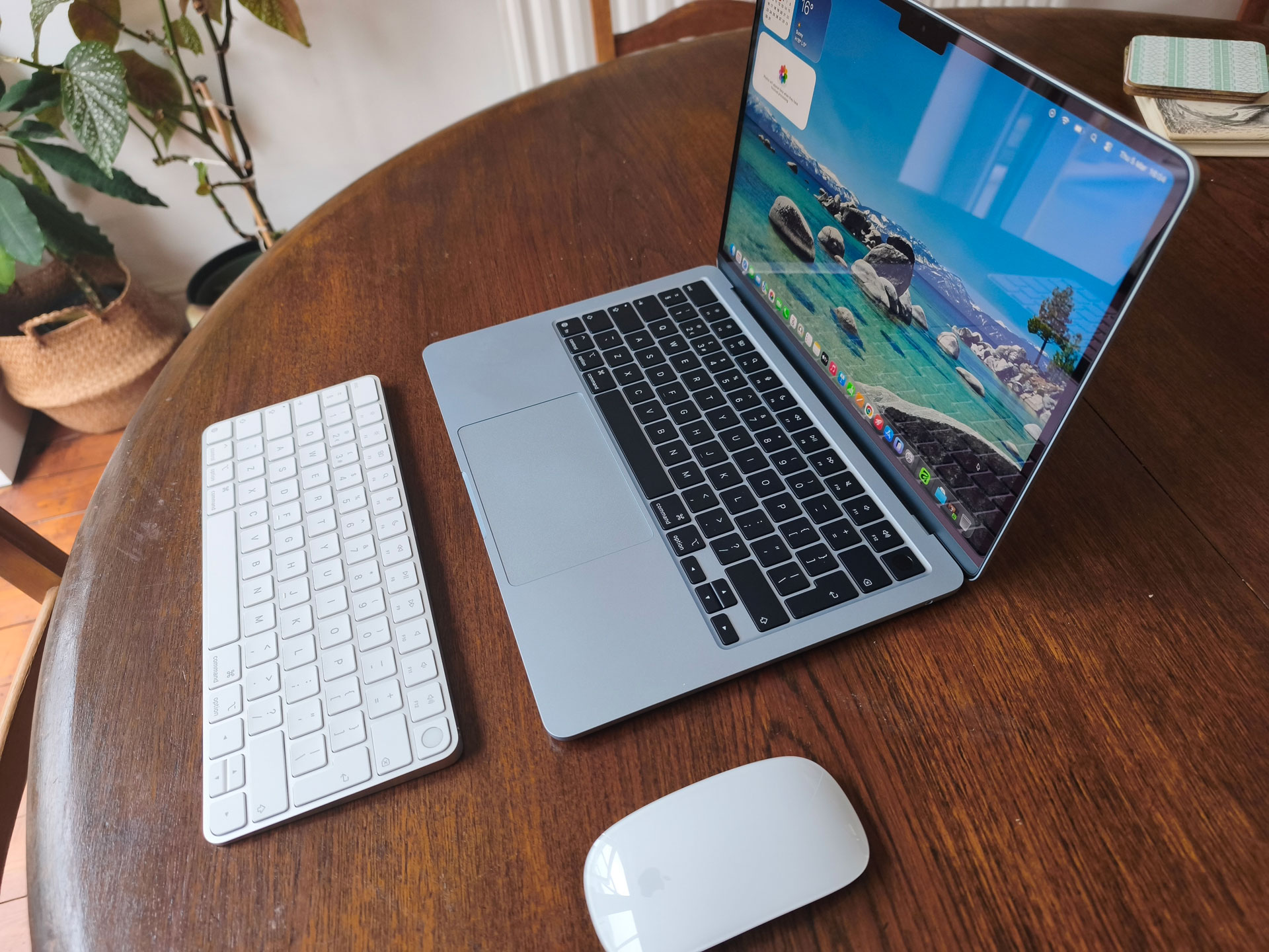 MacBook Air M5 on a table with a Magic Mouse and keyboard next to it