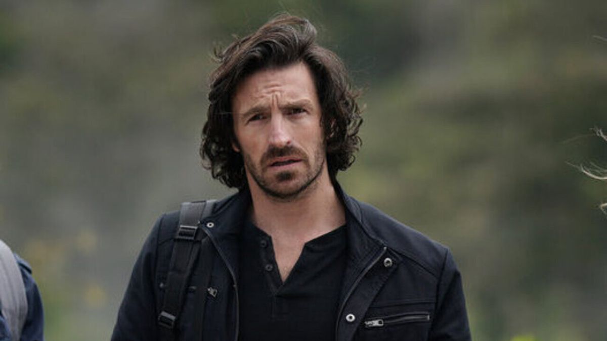 Eoin Macken as Gavin in La Brea Season 2 finale