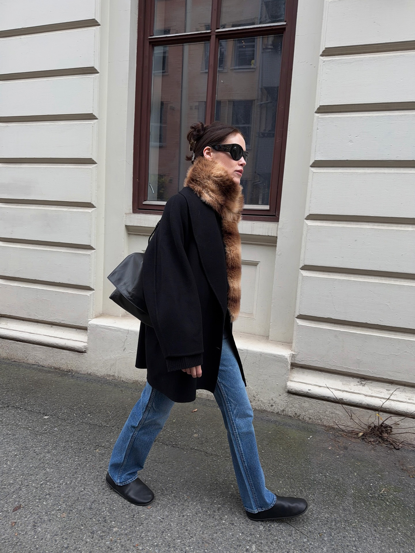 influencer wearing flat slipper mules