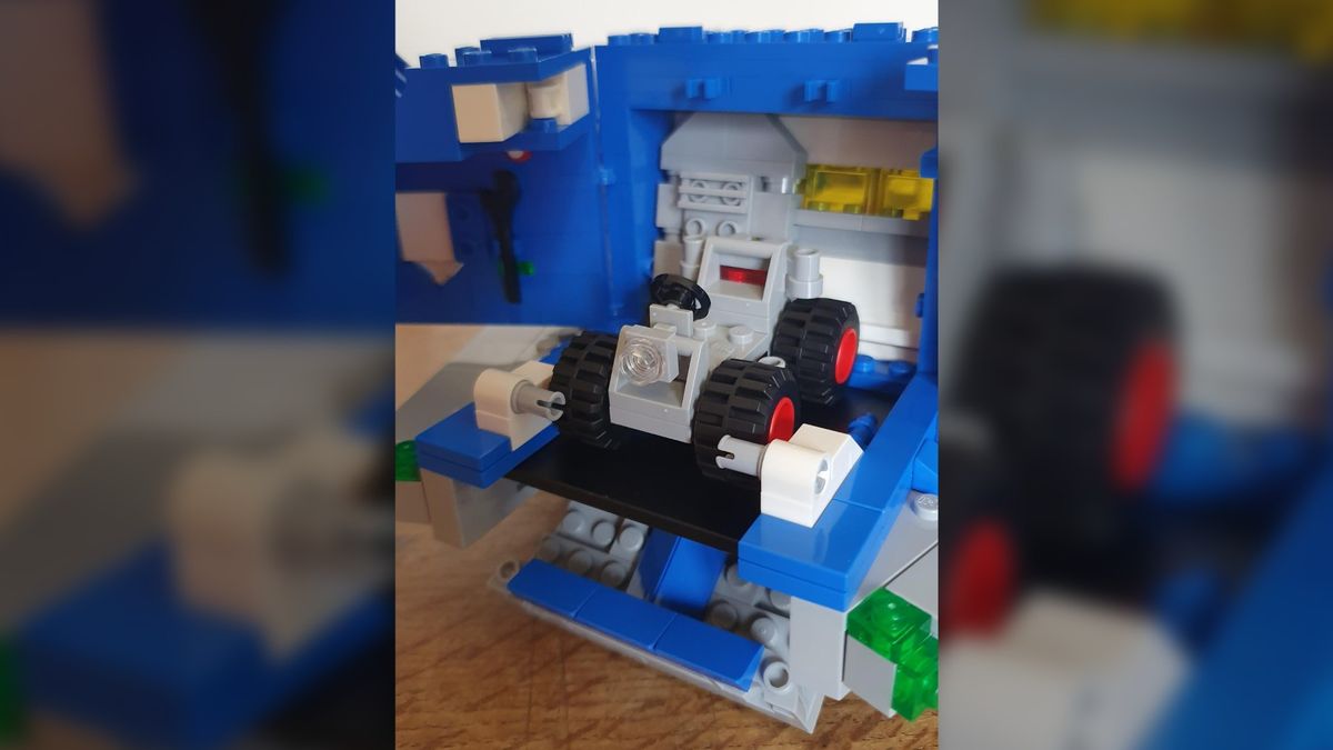 Lego Icons Galaxy Explorer 10497 cargo bay