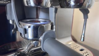 tampering the coffee with the Smeg EGF03