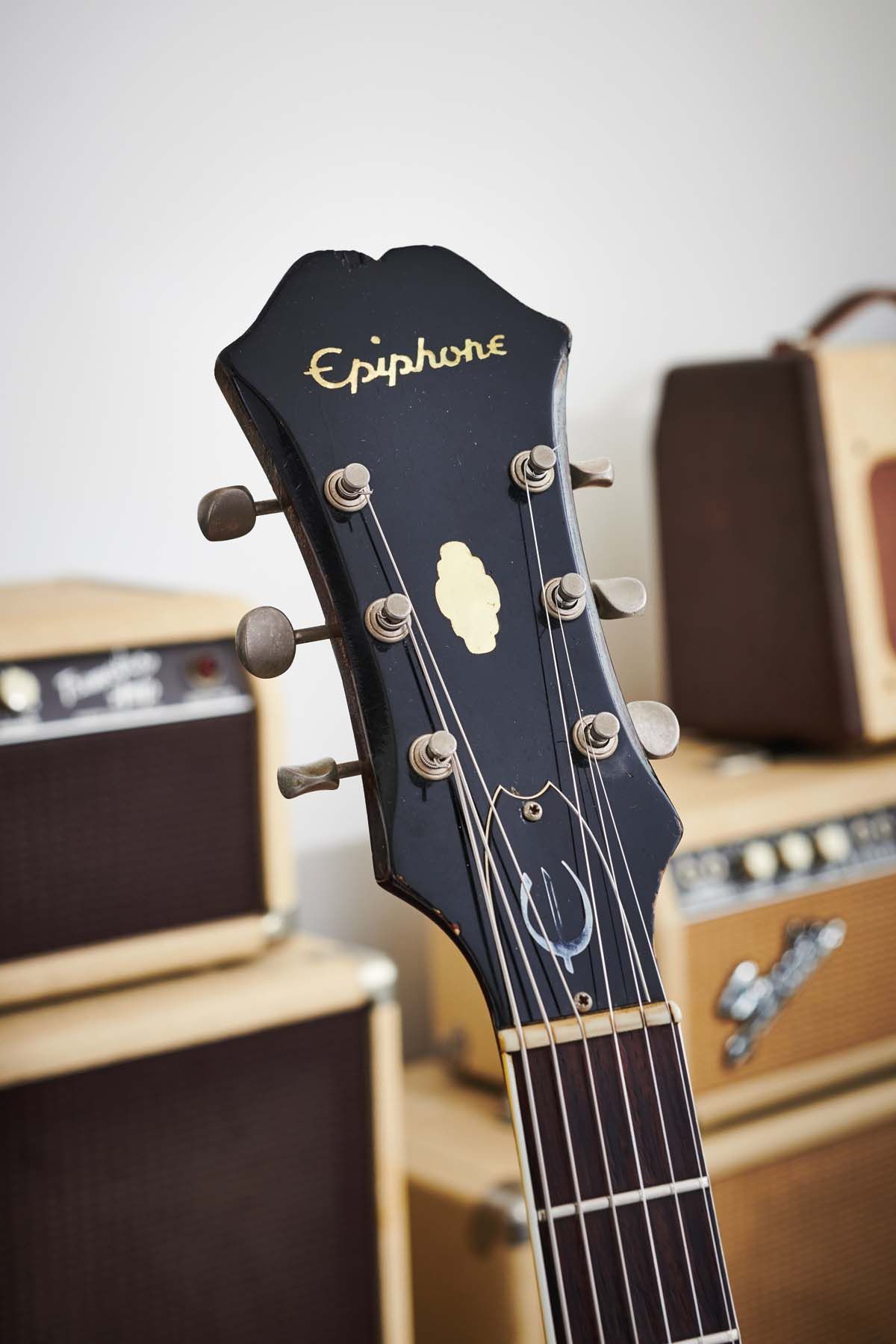 Headstock: Elongated profile with bevelled edges; Epiphone logo and oval &lsquo;cloud&rsquo; pearl inlays; black finish.