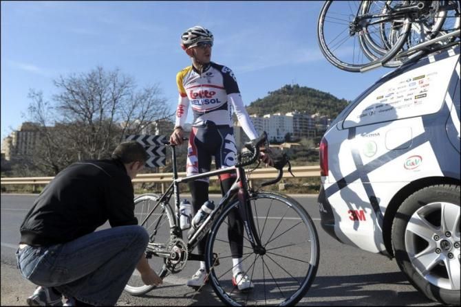 Chain issues resulted for Jelle Vanendert resulted in some help from the mechanic
