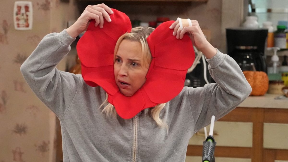 Becky with a heart around her head in The Conners