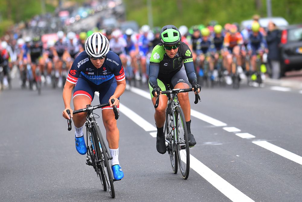 Marta Tagliaferro and Sara Mustonenlichan on the attack in Amstel Gold