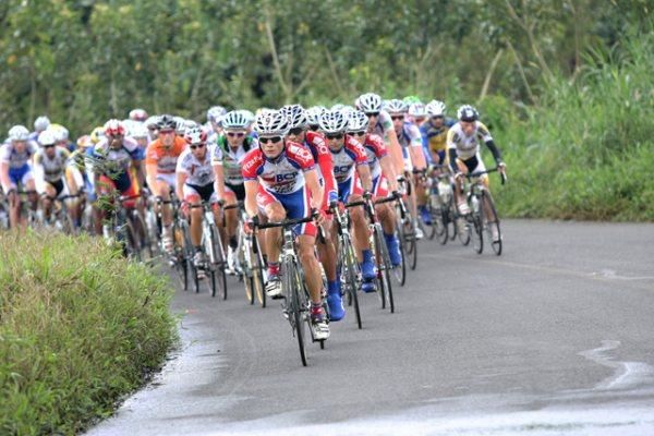 The BCR-Pizza Hut-KHS-Powerade boys control the peloton.
