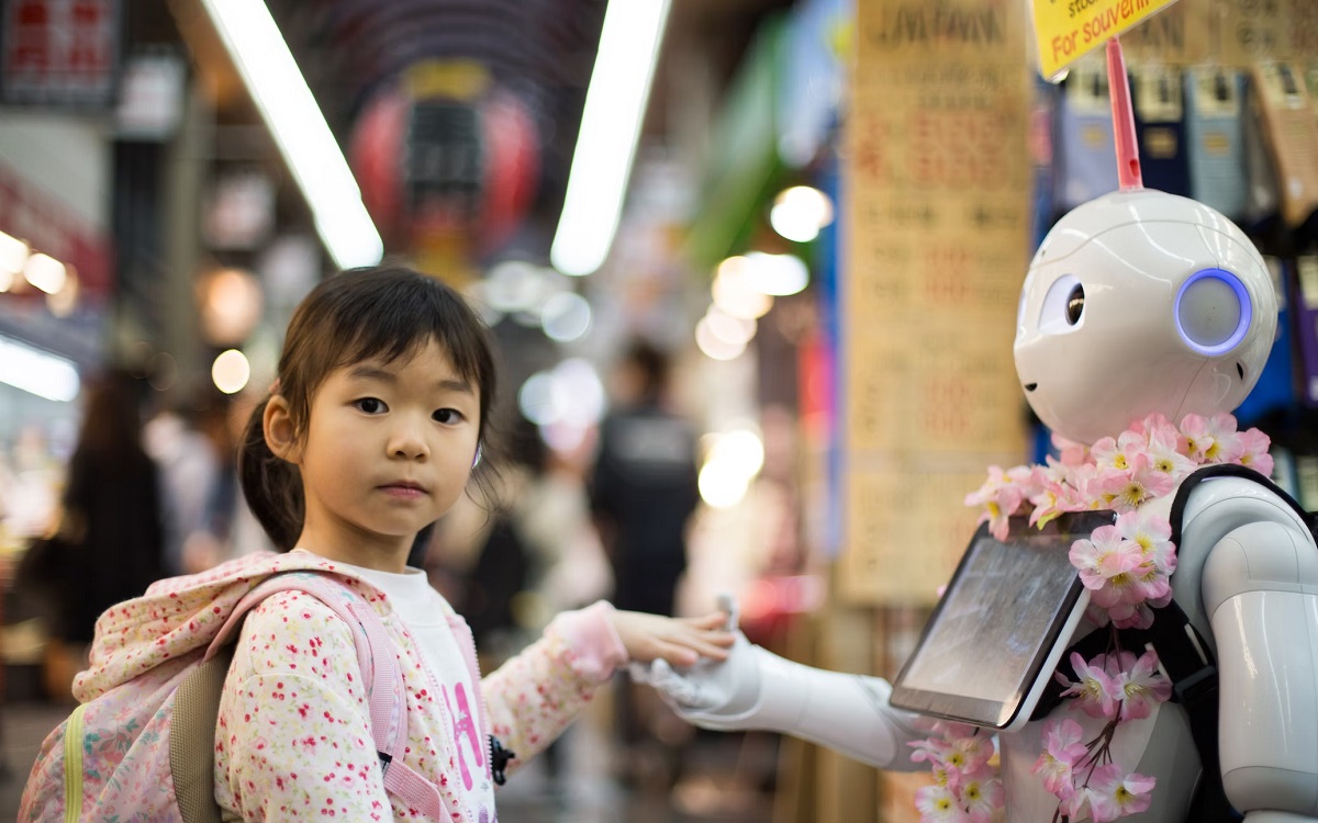 Robot saluant une petite fille