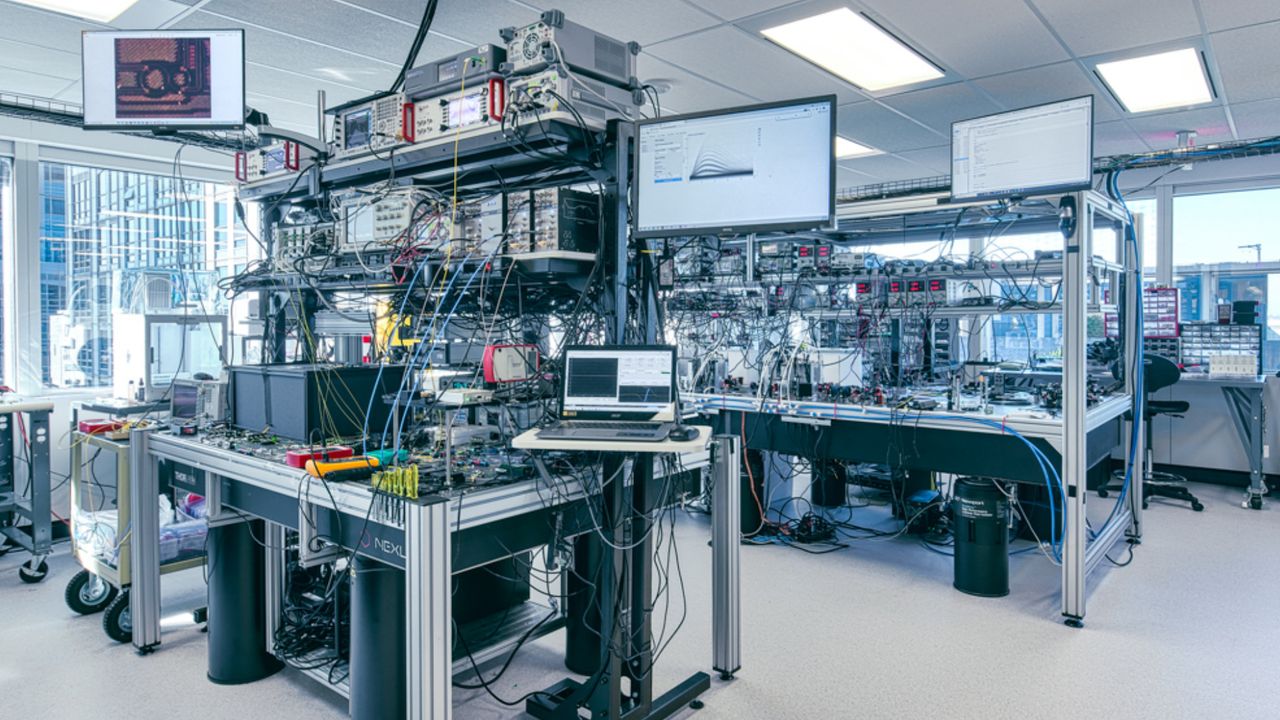 Quantum photonics roadmap — how Xanadu and PsiQuantum are looking to transfer qubits through beams of light