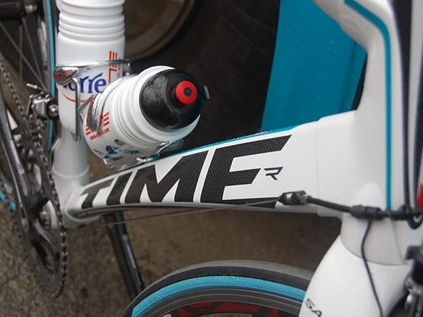 The down tube takes on a slight arc on its way from the head tube to the bottom bracket shell.