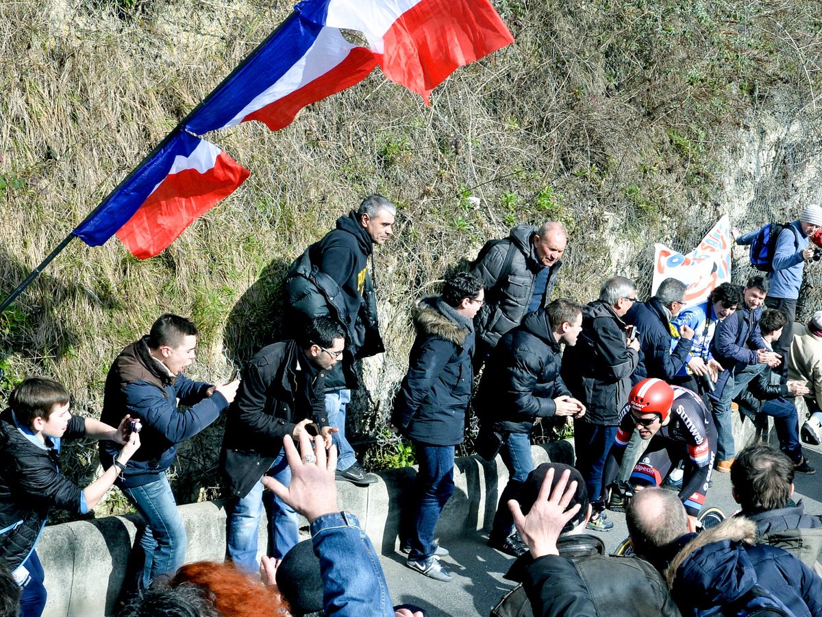 Tom Dumoulin rides through the crowds