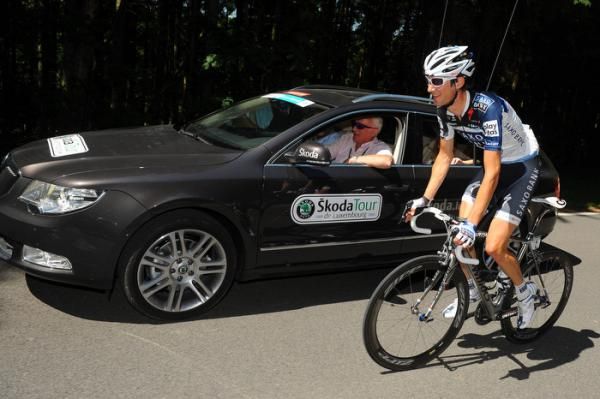 Fr&auml;nk Schleck (Saxo Bank) gets an encouraging word from his father Johnny