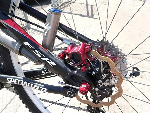 The rear brake is also attached with red-anodized aluminum bolts and titanium is used for the brake rotors.