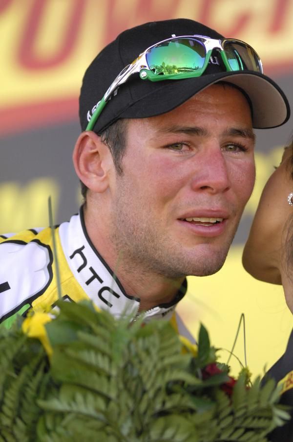 Mark Cavendish (HTC-Columbia) is kissed by the podium girl.