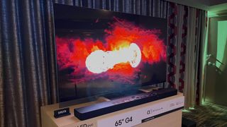 LG G4 OLED TV met een abstract beeld op het scherm