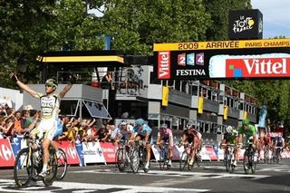 Stage 21 - Cavendish celebrates with number six on the Champs-Élysées