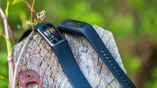 Garmin Vivosmart 5 and Fitbit Charge 5 screen on