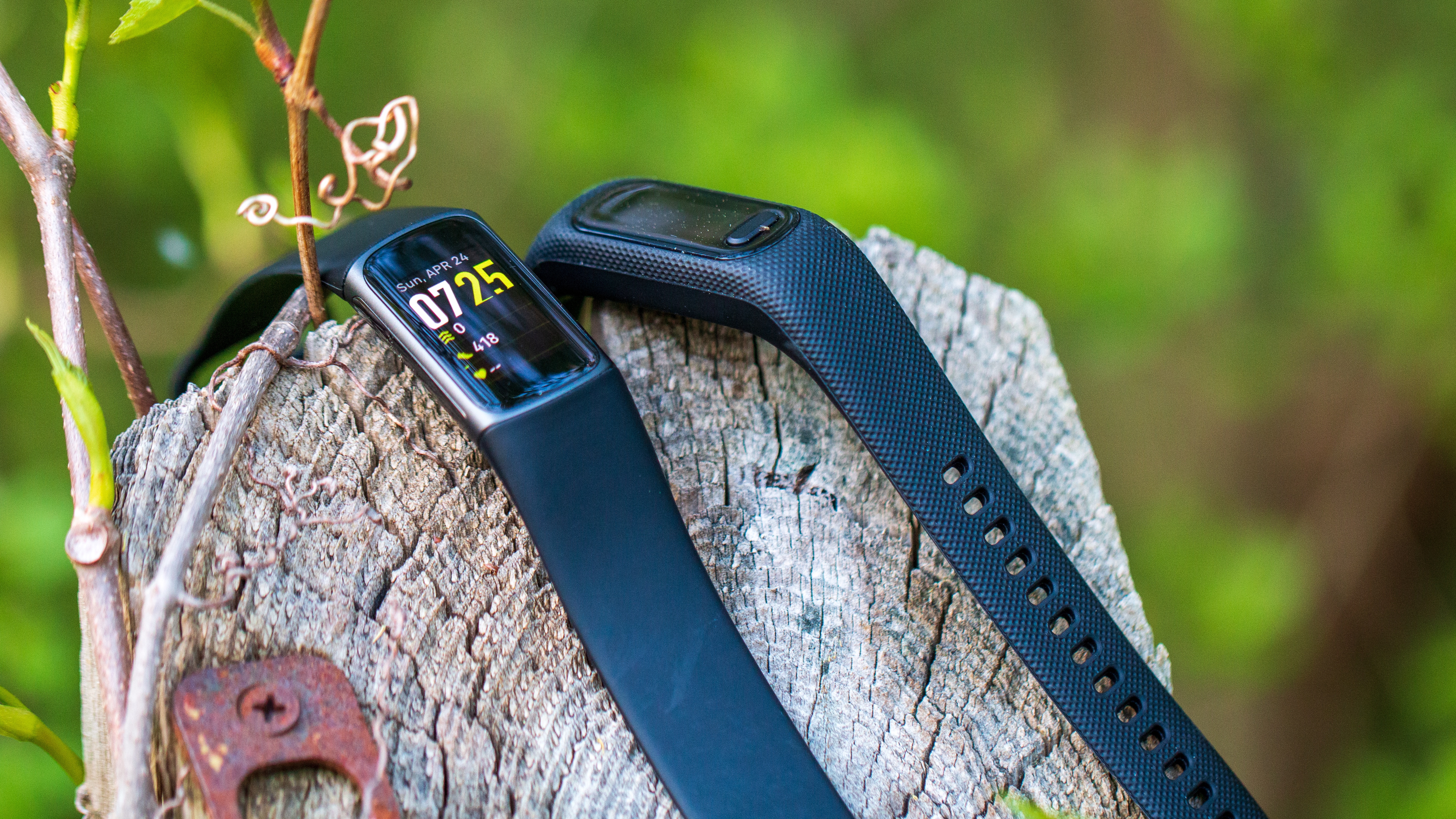 Turn on the screen of Garmin Vivosmart 5 and Fitbit Charge 5