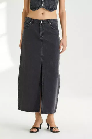 a model wears a low-rise denim midi skirt in gray