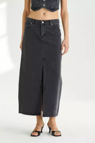 Model is wearing a gray low-rise denim midi skirt