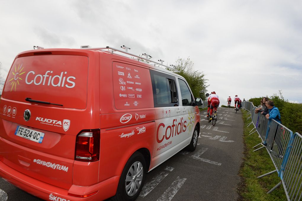 Cofidis staff keep track of riders