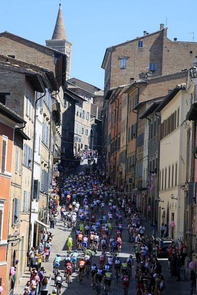The Giro peloton in action during stage 6.