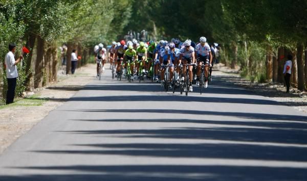 La Pomme Marseille lead the peloton