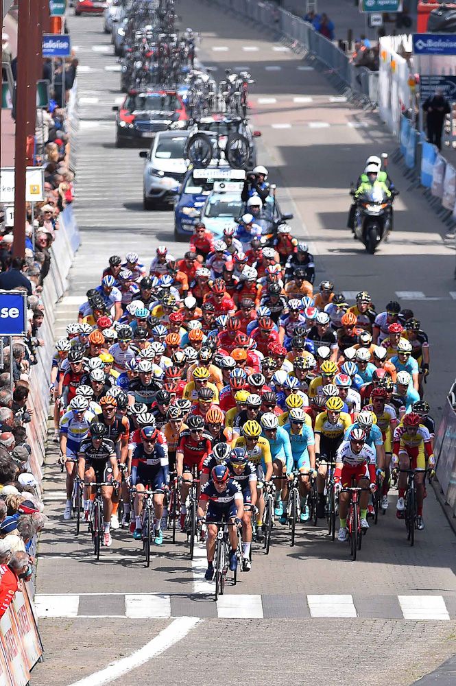 The bunch approaches the finish during stage 1 in Belgium.