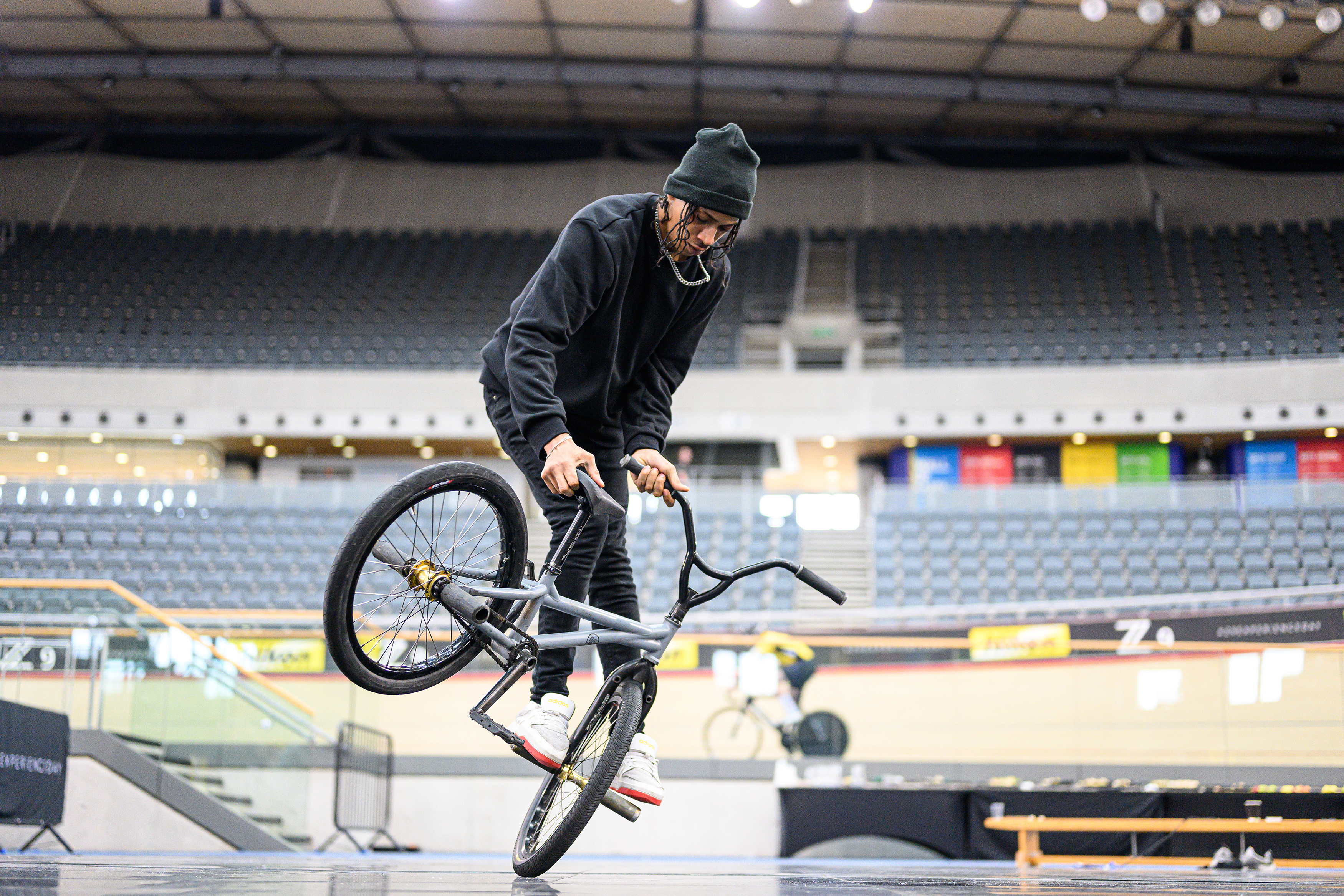 Un ciclista de BMX haciendo algunos trucos