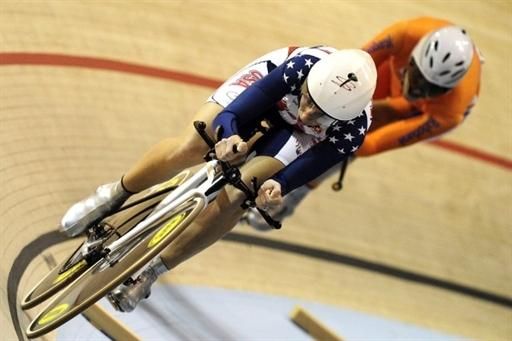 Sarah Hammer (United States of America) overtakes Vera Koedooder (The Netherlands)
