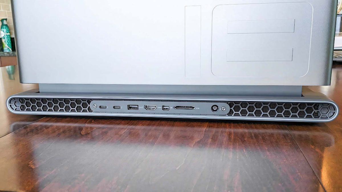 Alienware M18 R2 back ports.