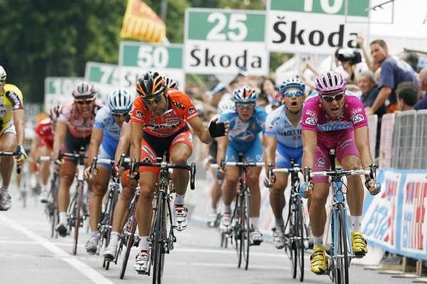 Alessandro Petacchi leads home the bunch on stage 18