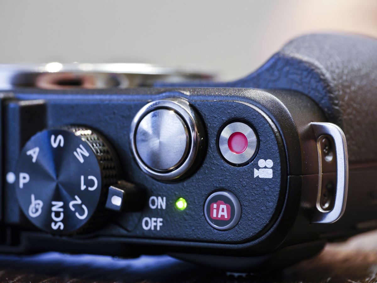Build quality and handling Panasonic Lumix DMCGX1 review Page 2