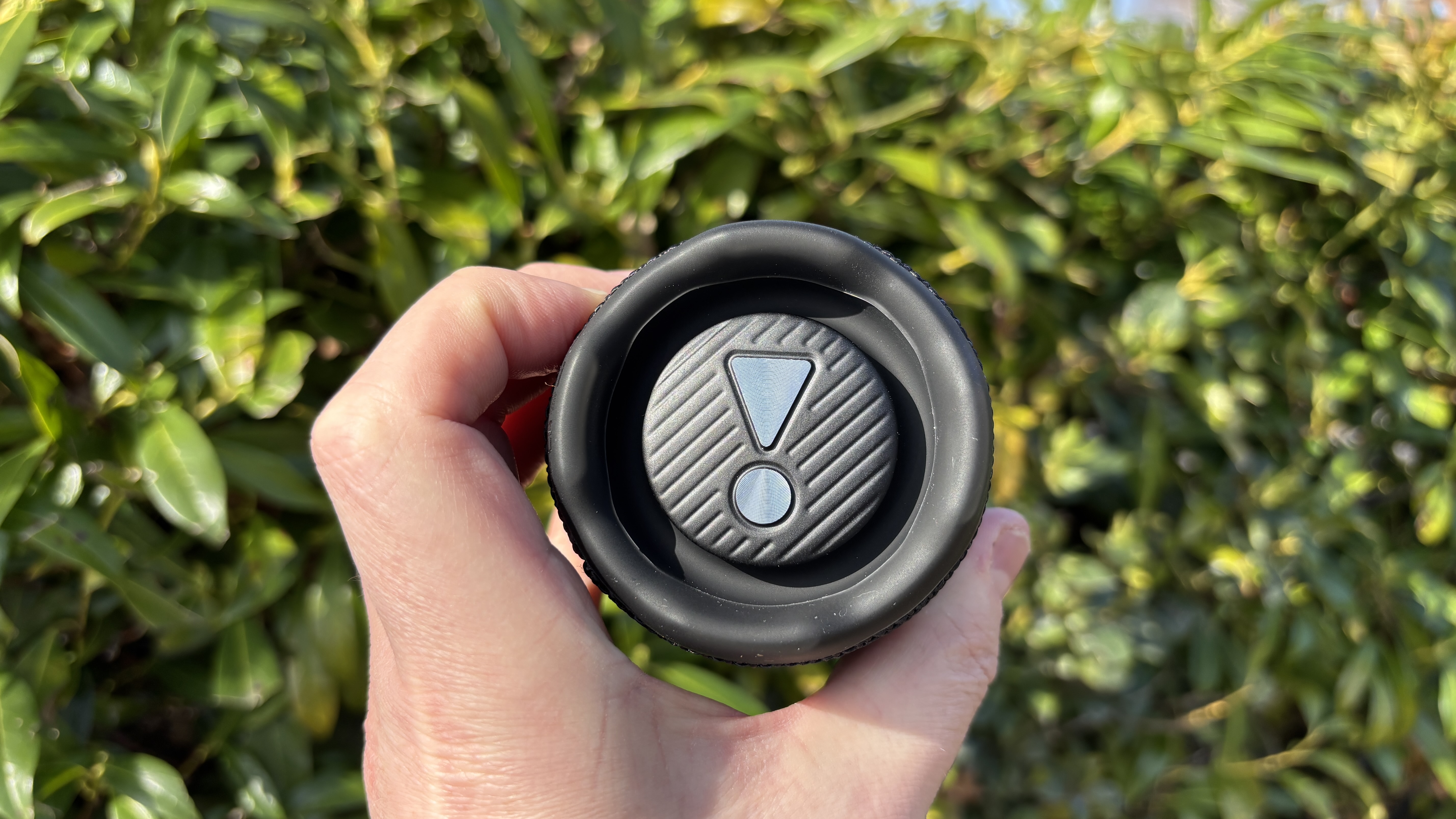 Picture of the JBL Flip 7 from the side showing the bass radiators