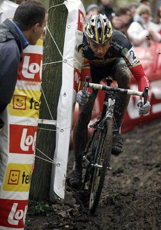 Belgian champion Sven Nys (Landbouwkrediet - Colnago) puts his bike handling skills to work in the Gavere mud.
