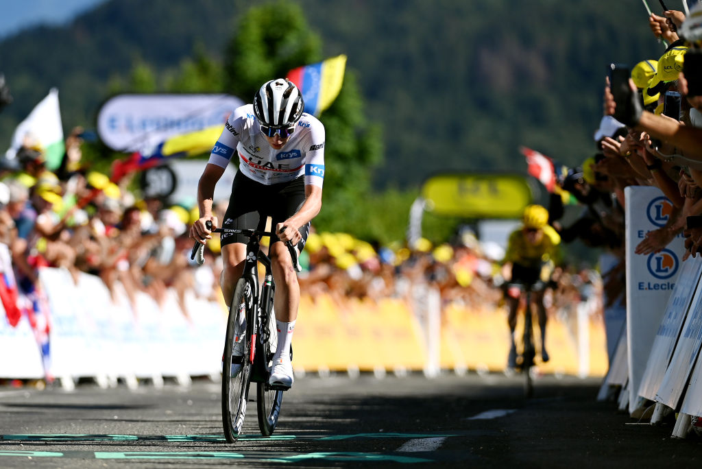 GRAND COLOMBIER FRANÇA 14 DE JULHO O Tadej Pogacar da Eslovênia e a camisa branca Best Young Rider da Emirates Team Emirates cruzam a linha de chegada durante a décima terceira etapa do 110º Tour de France 2023, a etapa Grand 1002 CI 1378km de ChtillonSurChalamberonne 1 de julho, Co002 CI Colombier por Tim de Velgetty Images França foto