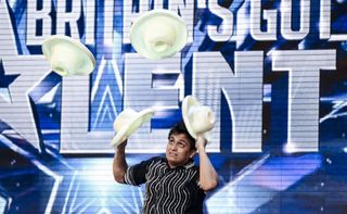 Mexican juggler Roberto Carlos was buzzed by Simon Cowell but David thought he was very BGT… And Simon agreed in the end and removed his buzzer. 4 yeses.