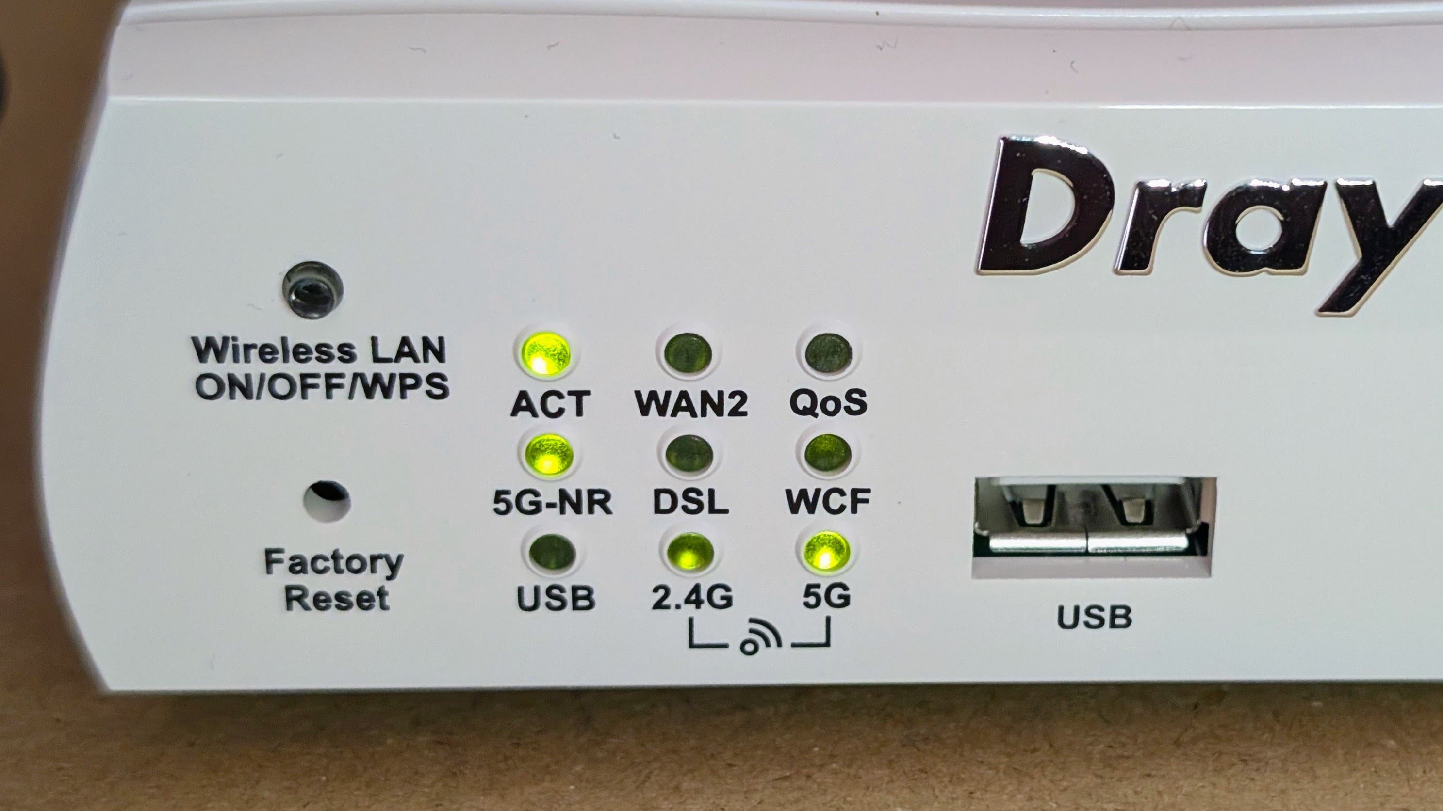 DrayTek Vigor2865Lax-5G close up of status lights