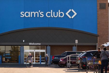 a picture of the front of a Sam's Club