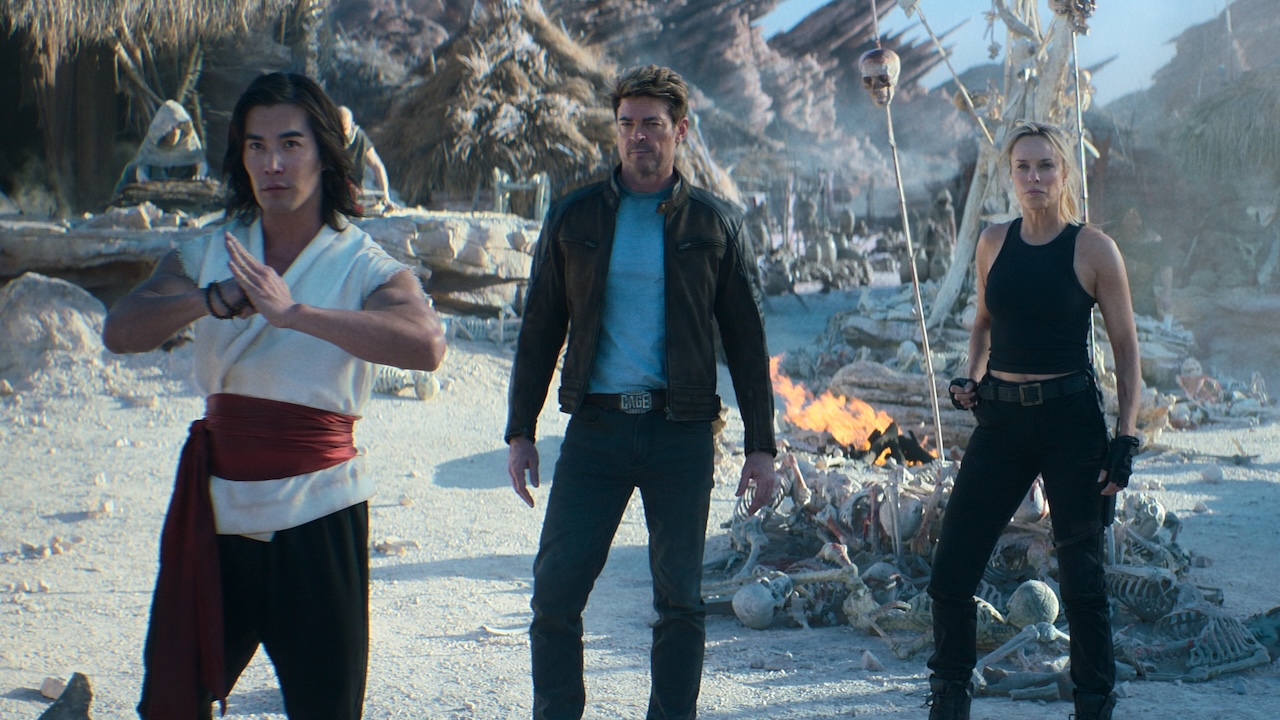 Liu Kang, Johnny Cage and Sonya Blade standing on beach in Mortal Kombat 2