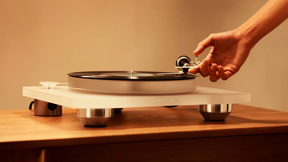 Marantz TT-15 on a wooden tabletop
