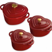 Kirkton House Red Heart Cast Iron SetThis gorgeous crockery set also comes in white and features two sizes.The large dish is 25.3 x 18.8 x 14.6 cm and the two small dishes measure 14.9 x 11.3 x 8.5 cm.