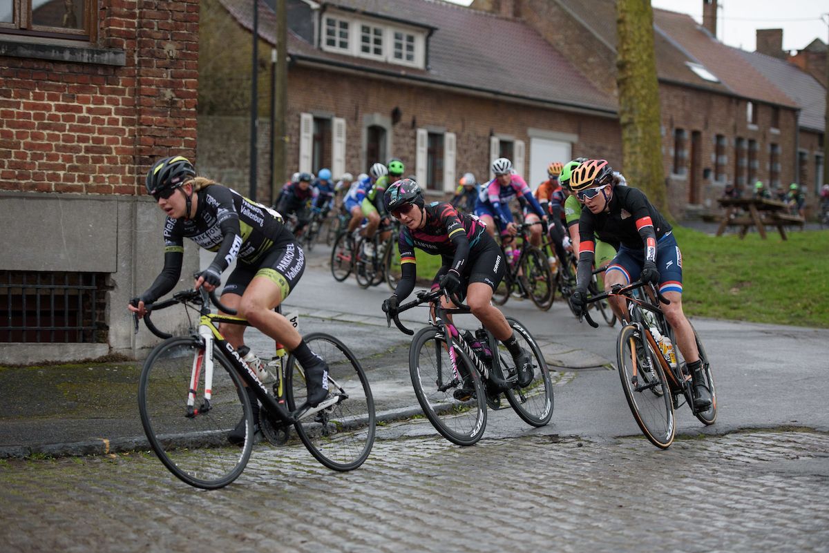 Lisa Brennauer (CANYON//SRAM Racing) &amp; Christine Majerus (Boels Dolmans) are happy to let the break go as they both have teammates in the escape at the 112.8 km Le Samyn des Dames